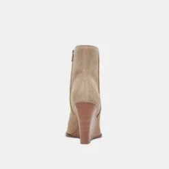 Dolce Vita SUSANN BOOTIES ALMOND SUEDE -Fashion Shoe Store DOLCEVITA BOOTS SUSANN ALMONDSUEDE 05 dab8f4ba 75f0 4e76 ba3c 85db48f29f4f